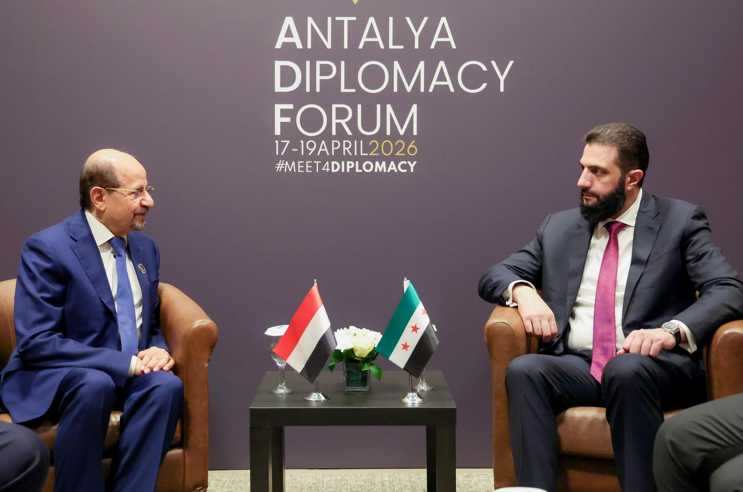 الزنداني والشرع يبحثان علاقات تنسيق مواقف اليمن وسوريا إزاء تطورات المنطقة