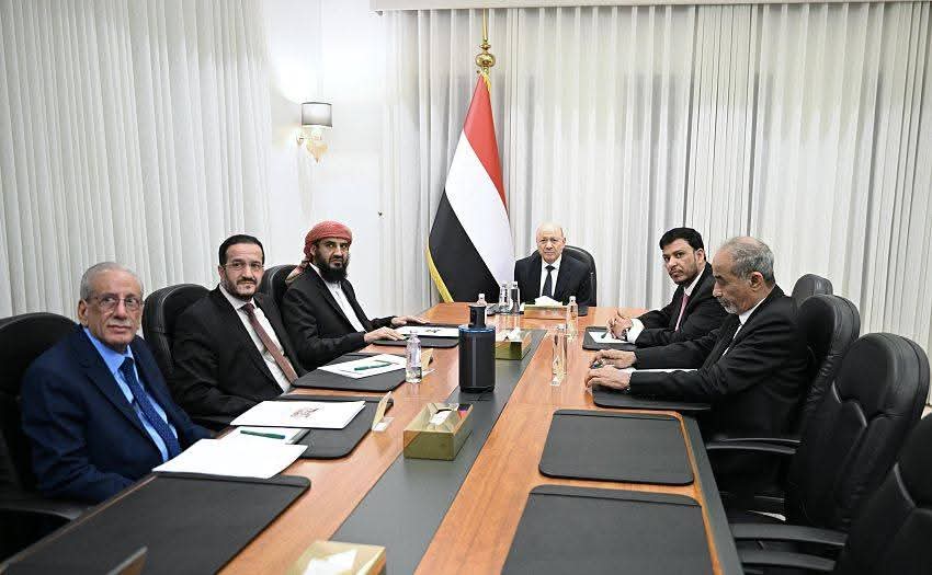مجلس القيادة يشيد بوحدة مؤسسات الدولة وقدراتها المتنامية لردع تهديدات المليشيات الإرهابية