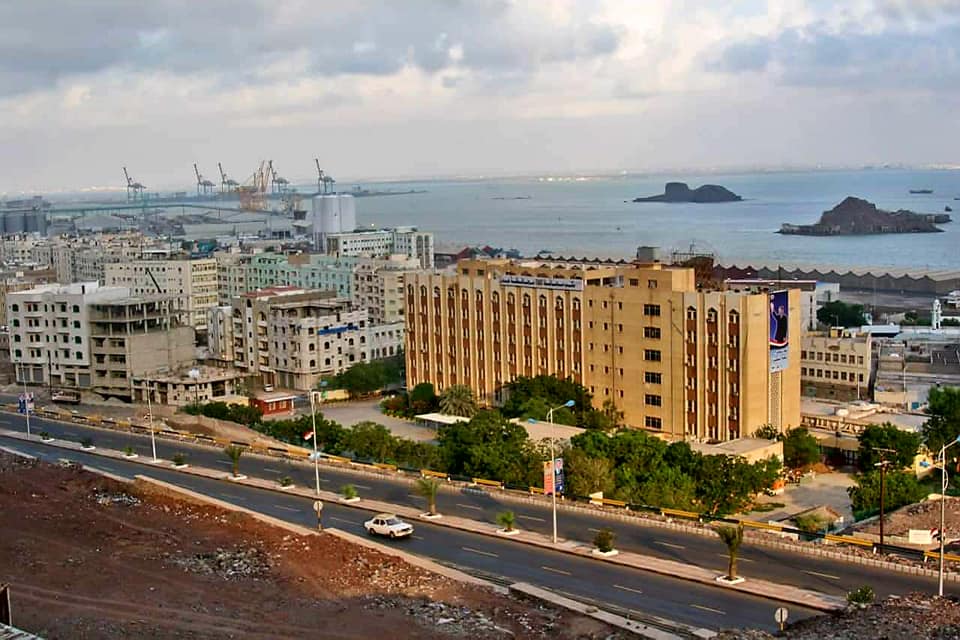 سلطة عدن المحلية تحذر من انتحال أحد عناصر الانتقالي “المُنحل” صفة وكيل المحافظة