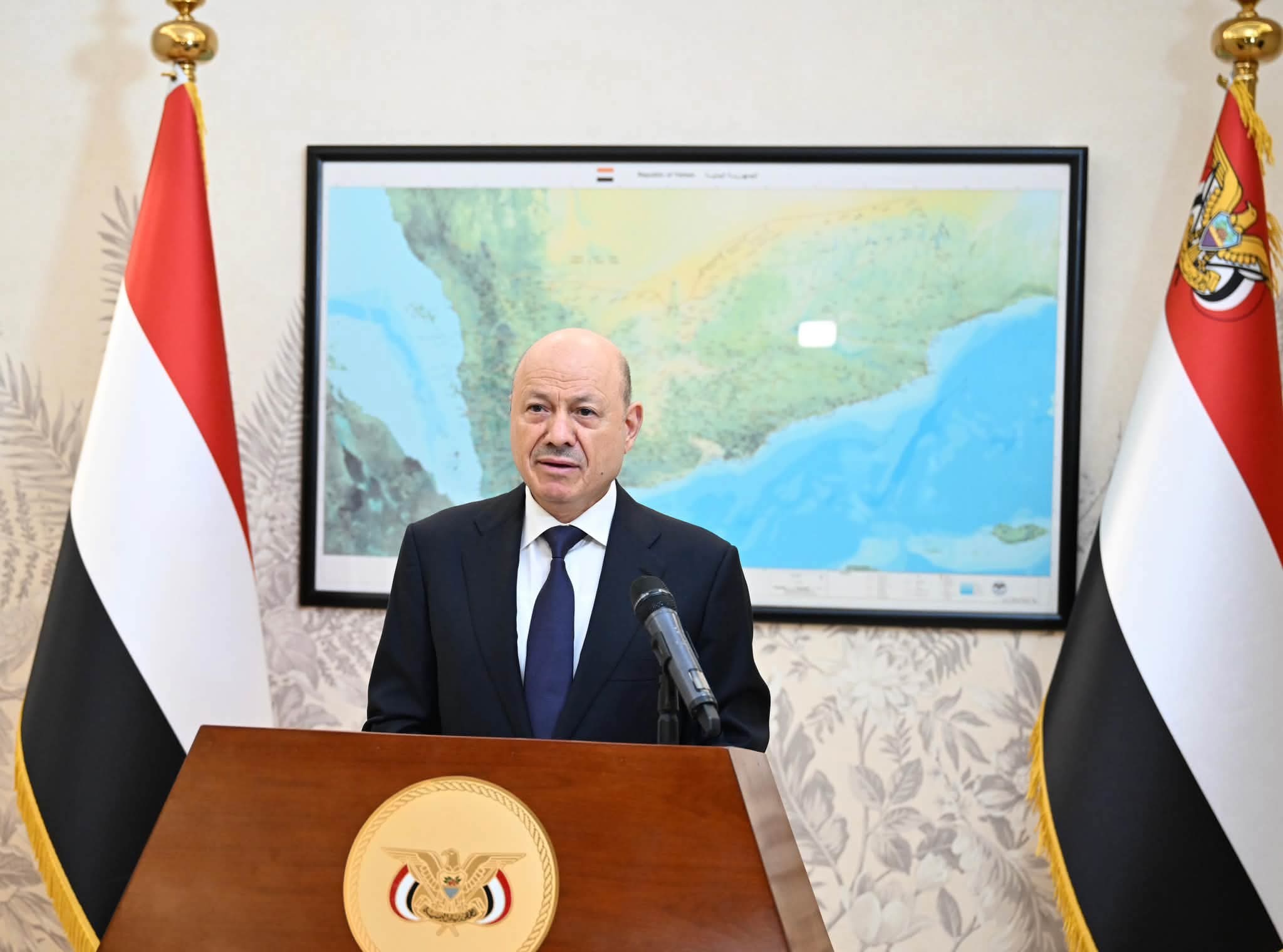 الرئيس اليمني يدعو إلى التحام وطني شامل بمعركة استعادة مؤسسات الدولة وإنهاء الانقلاب