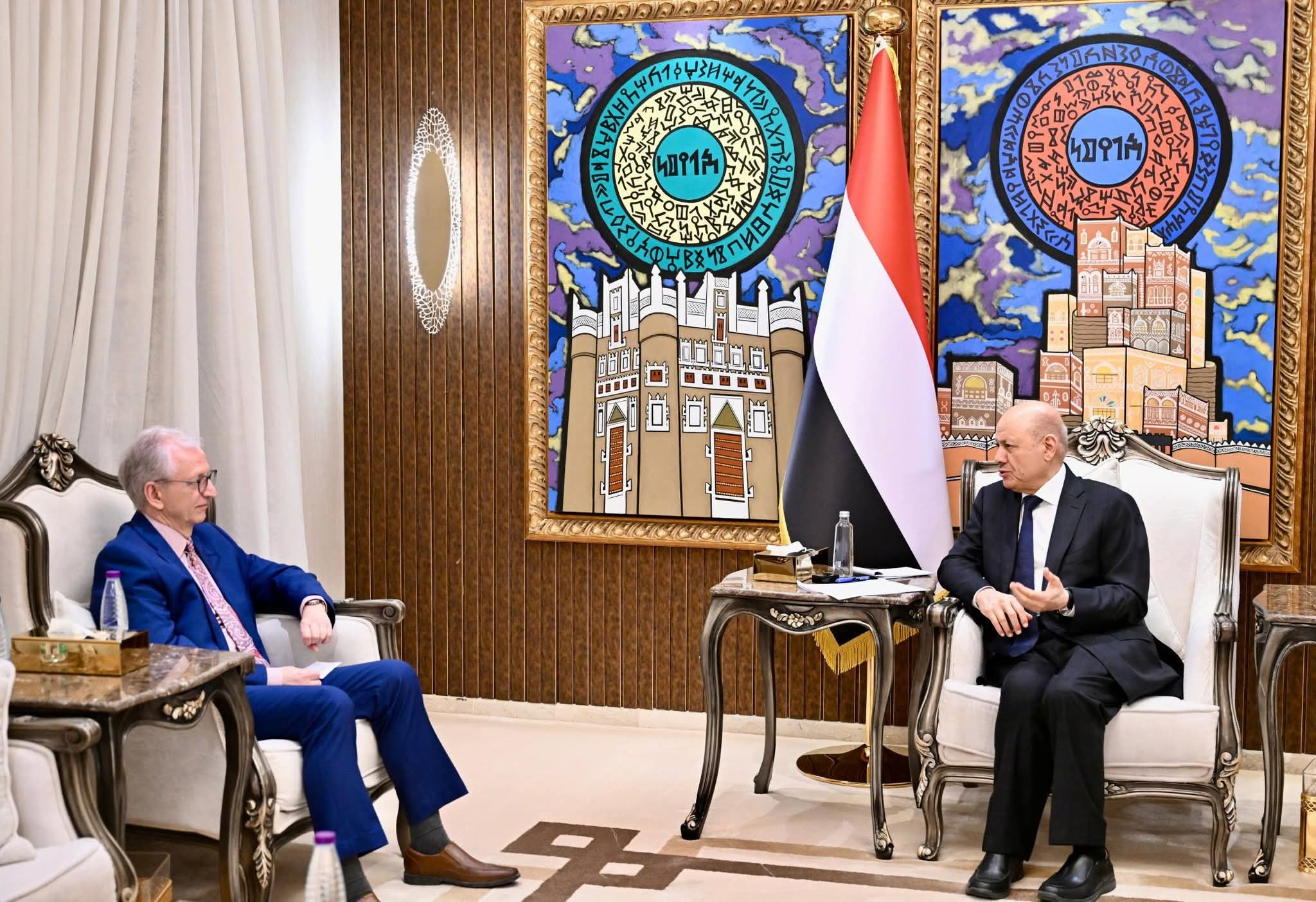 العليمي: أمن الممرات المائية مرهون بإنهاء سيطرة وكلاء إيران على أجزاء من البر اليمني