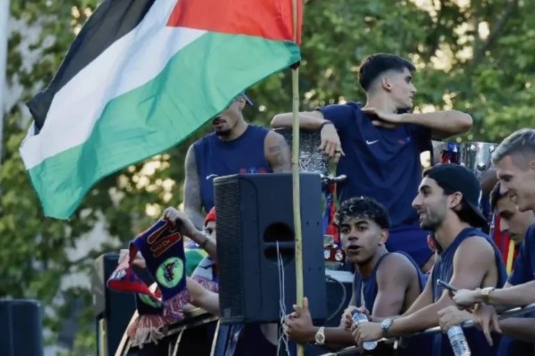 يامال يشعل احتفالات برشلونة بعلم فلسطين