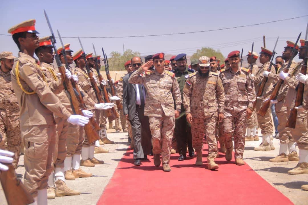 وزير الدفاع يطلع على جاهزية المنطقة العسكرية الأولى