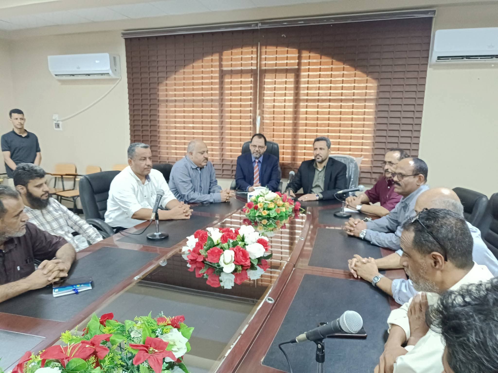 اجتماع حكومي يناقش أوضاع منظومة الطاقة وخطط الصيف في محافظة لحج