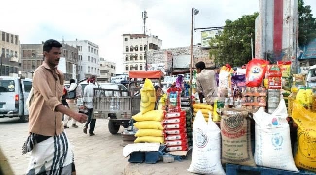 الحرب على إيران تضغط الاقتصاد اليمني وسط سعي حكومي للاحتواء