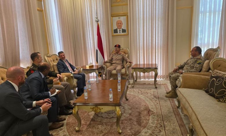 وزير الدفاع يناقش مع السفير الأمريكي مستجدات الأوضاع في اليمن