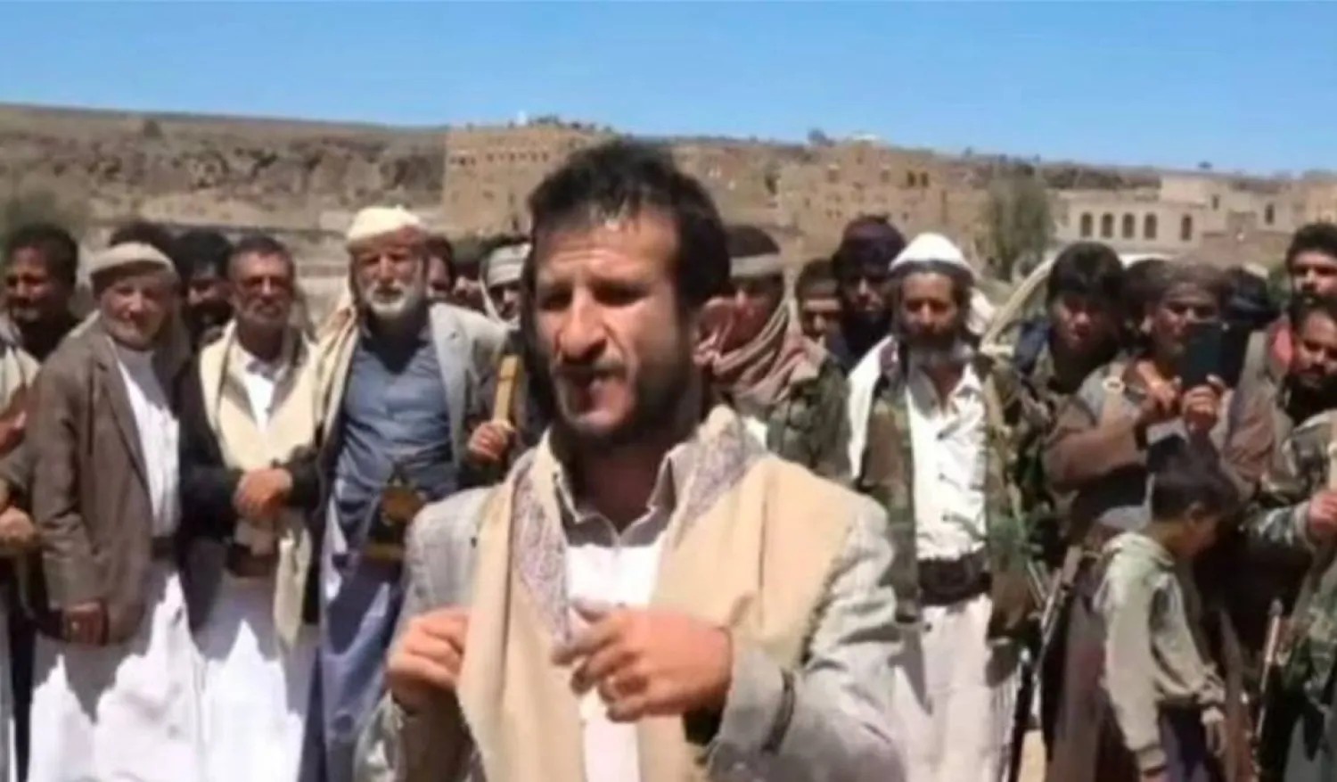 انفلات السلاح وتآكل الثقة بالمؤسسات.. صراعات النفوذ تفجّر الداخل الحوثي المتصدّع