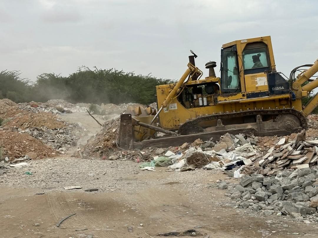 بدء إزالة مخلفات السيول من مخارج الجسور في المهرة