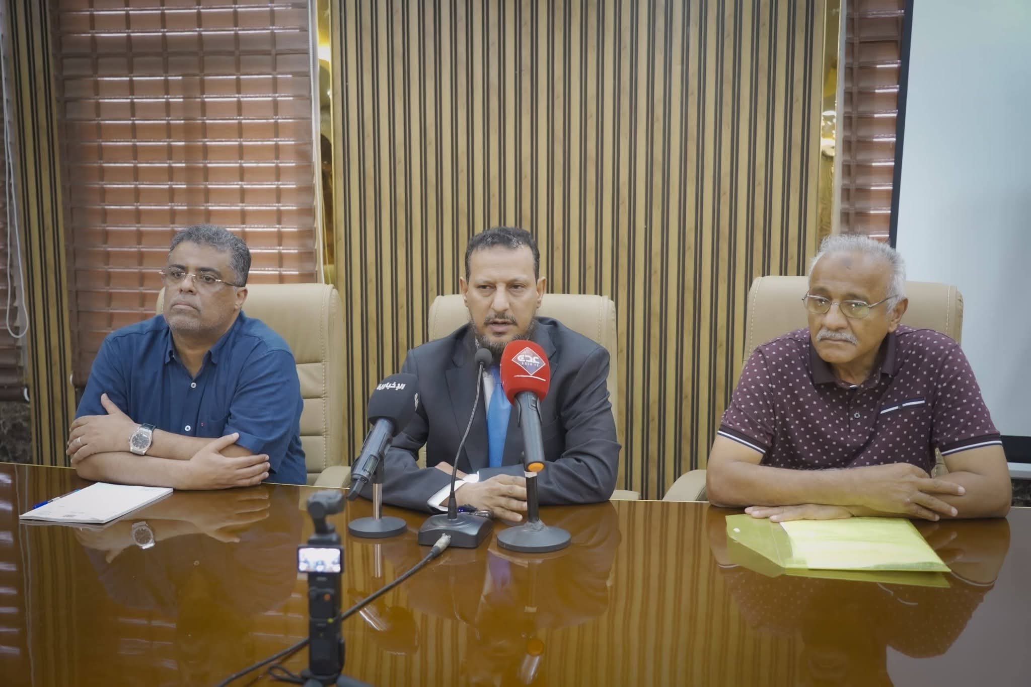 إخراج المعسكرات “قضية حاسمة”.. محافظ عدن: لن نسمح بأعمال الفوضى واقتحام المؤسسات