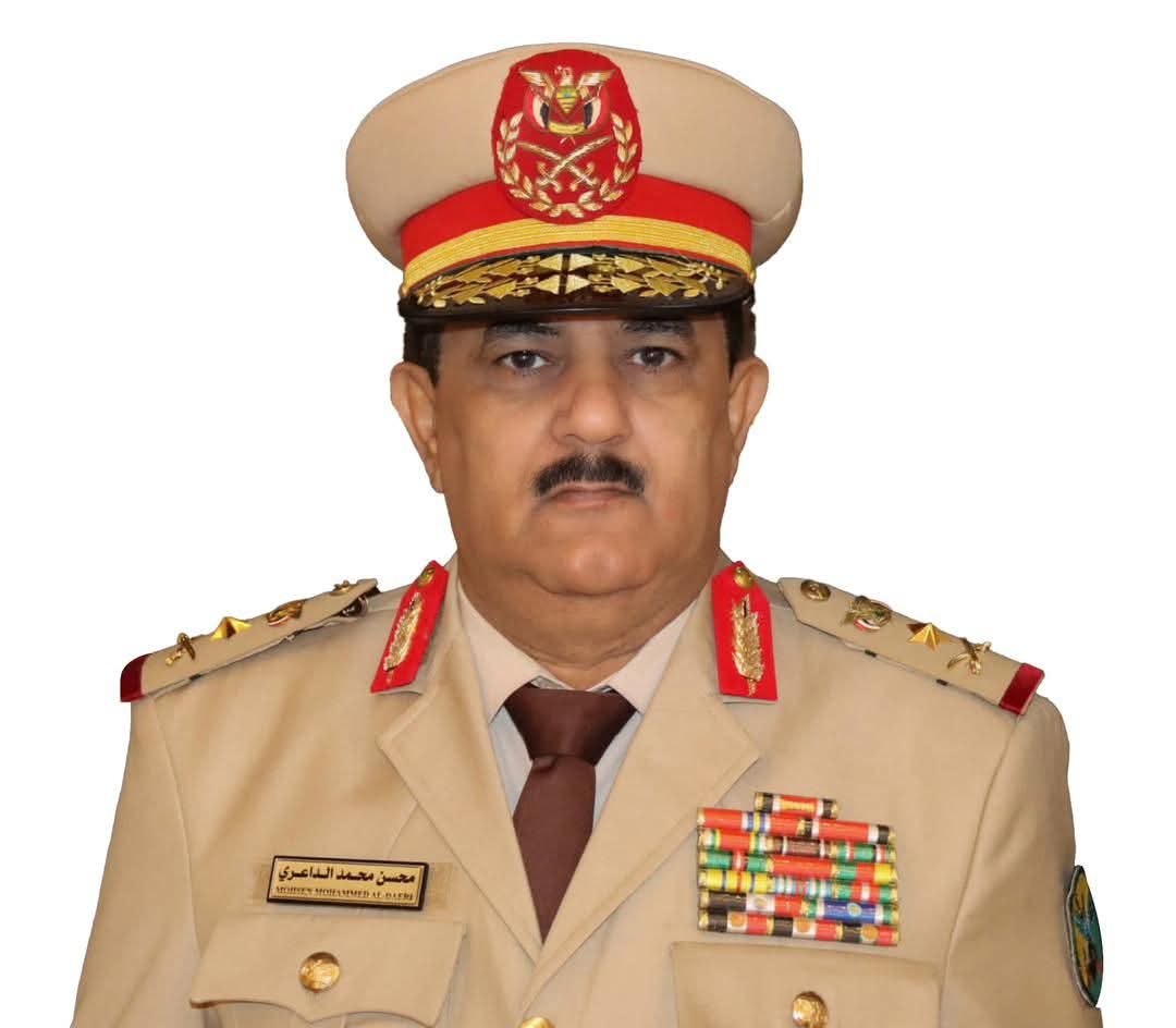 وزير الدفاع اليمني يغادر إلى الإمارات بمعية مساعده للشؤون البشرية