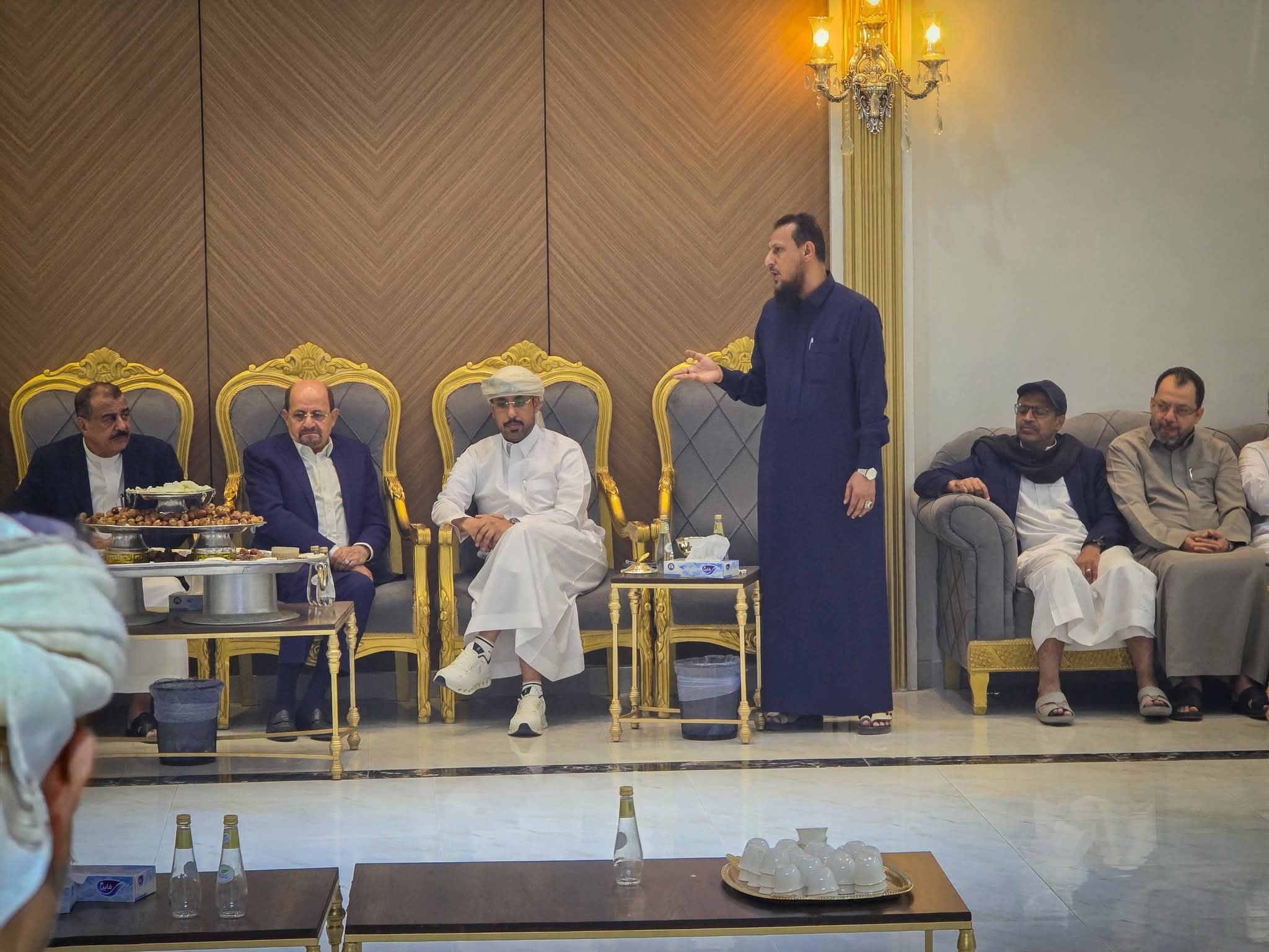 محافظ عدن يستضيف لقاء موسعاً بحضور رئيس الوزراء وعدد من القيادات في الرياض