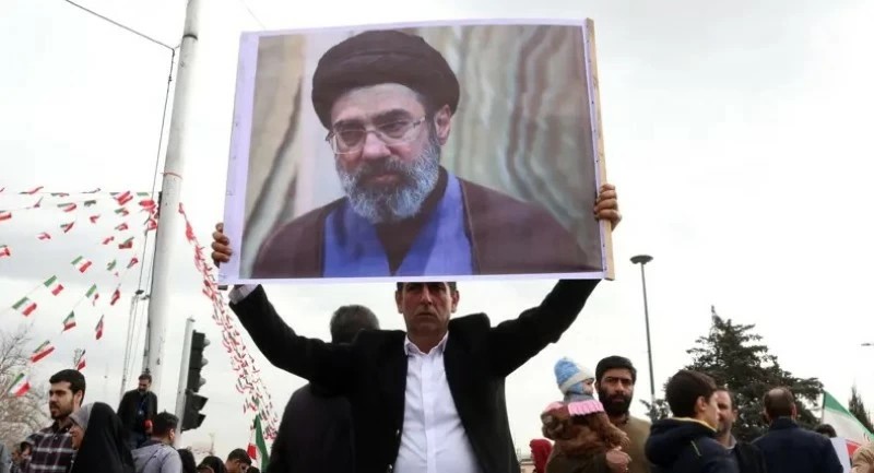 خلفاً لوالده الذي قتل في غارة أمريكية-إسرائيلية.. “مجتبى خامنئي” مرشداً لإيران