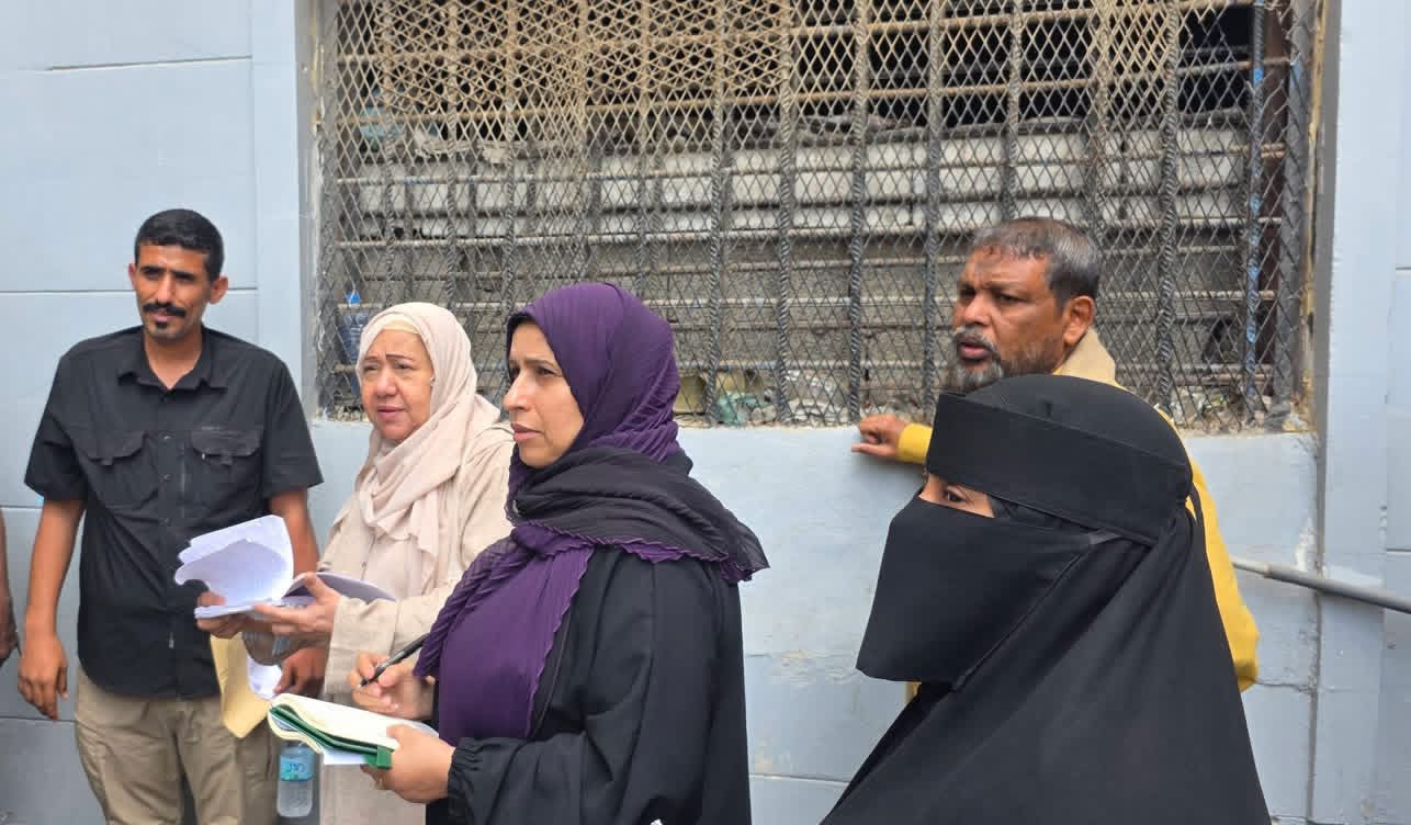 اللجنة الوطنية للتحقيق توثق أوضاع أكثر من 200 محتجز في ثلاثة مراكز شرطة بعدن