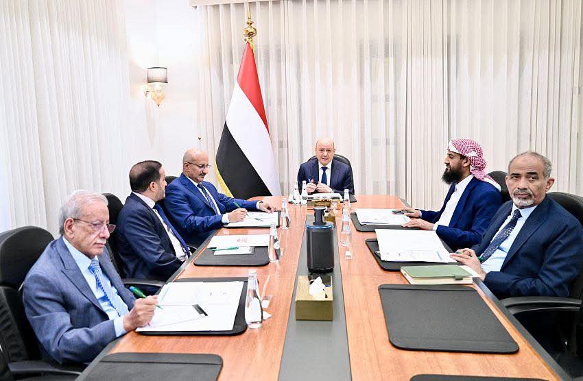 مجلس القيادة يستعرض مستجدات الأوضاع ويشدد على تسريع الإصلاحات وحماية المكتسبات الوطنية