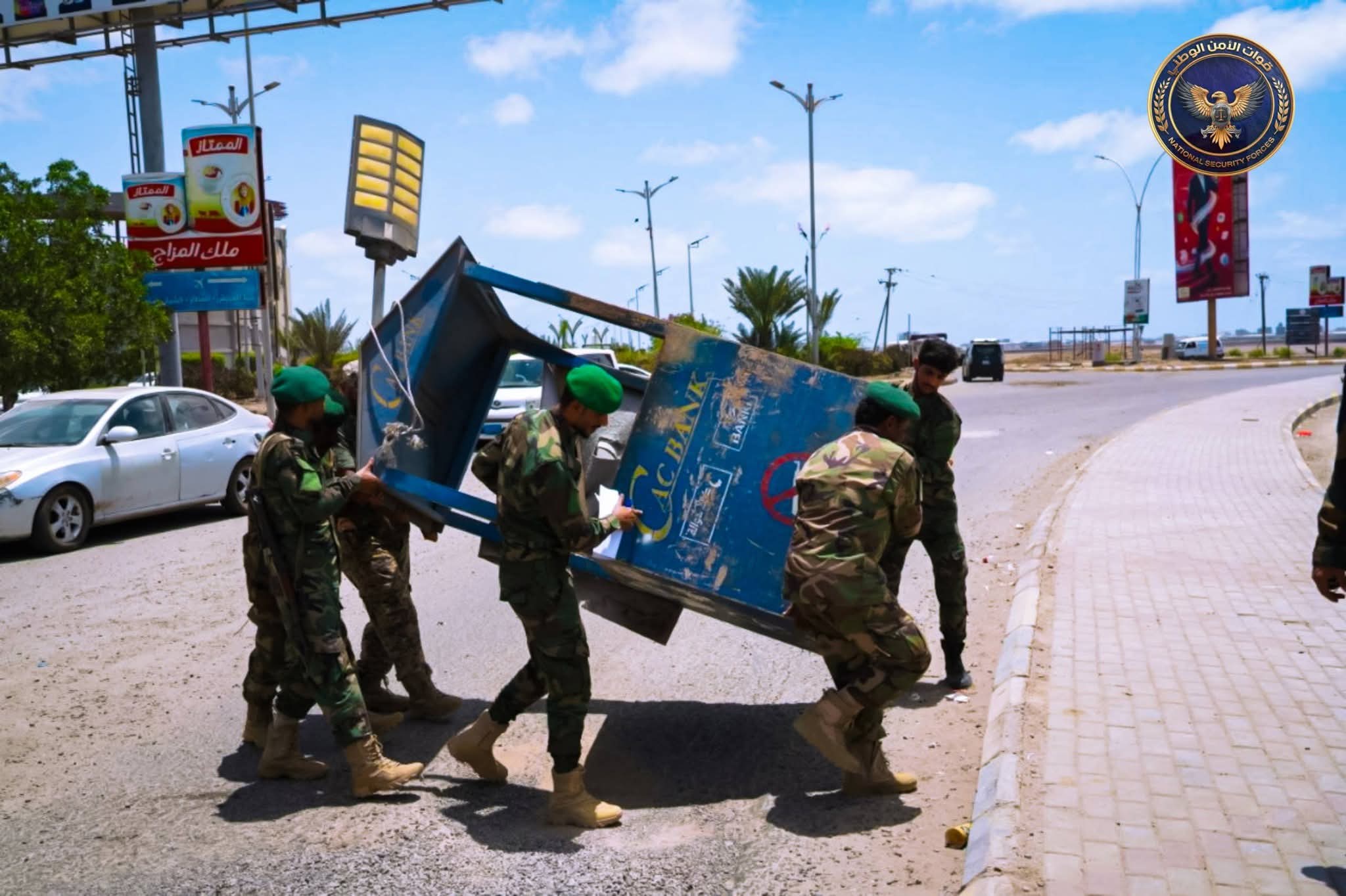 عدن.. رفع عدد من النقاط الأمنية تمهيدًا لإعادة انتشار دوريات أمن الطرق