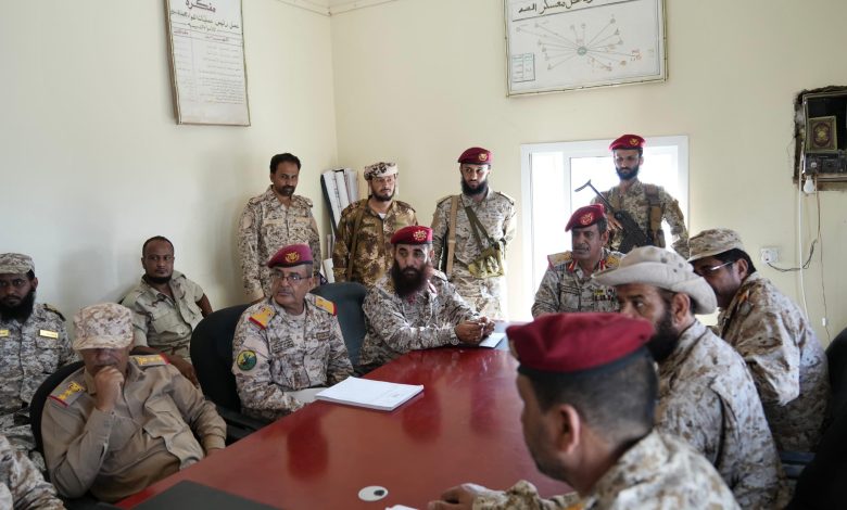 لجنة وزارة الدفاع تواصل مهامها الاشرافية على تسليم واستلام محاور المنطقة العسكرية الرابعة للقيادة الجديدة