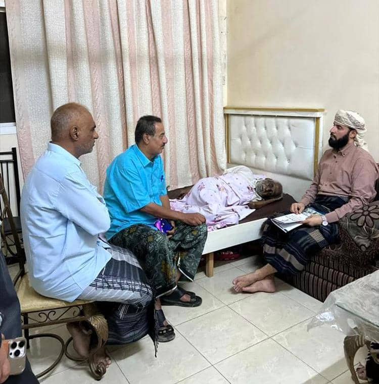 محافظ أبين يتكفل بعلاج السكرتير الصحفي للرئيس سالم ربيع علي