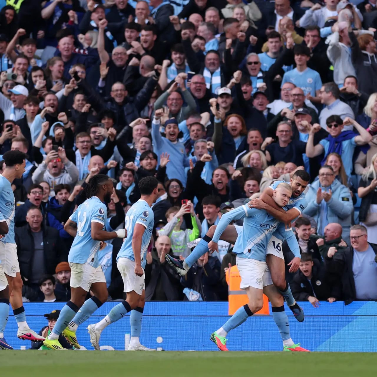جوارديولا يرفض الاستسلام.. مانشستر سيتي يُقهر آرسنال ويُعيد سباق البريميرليج إلى الحياة