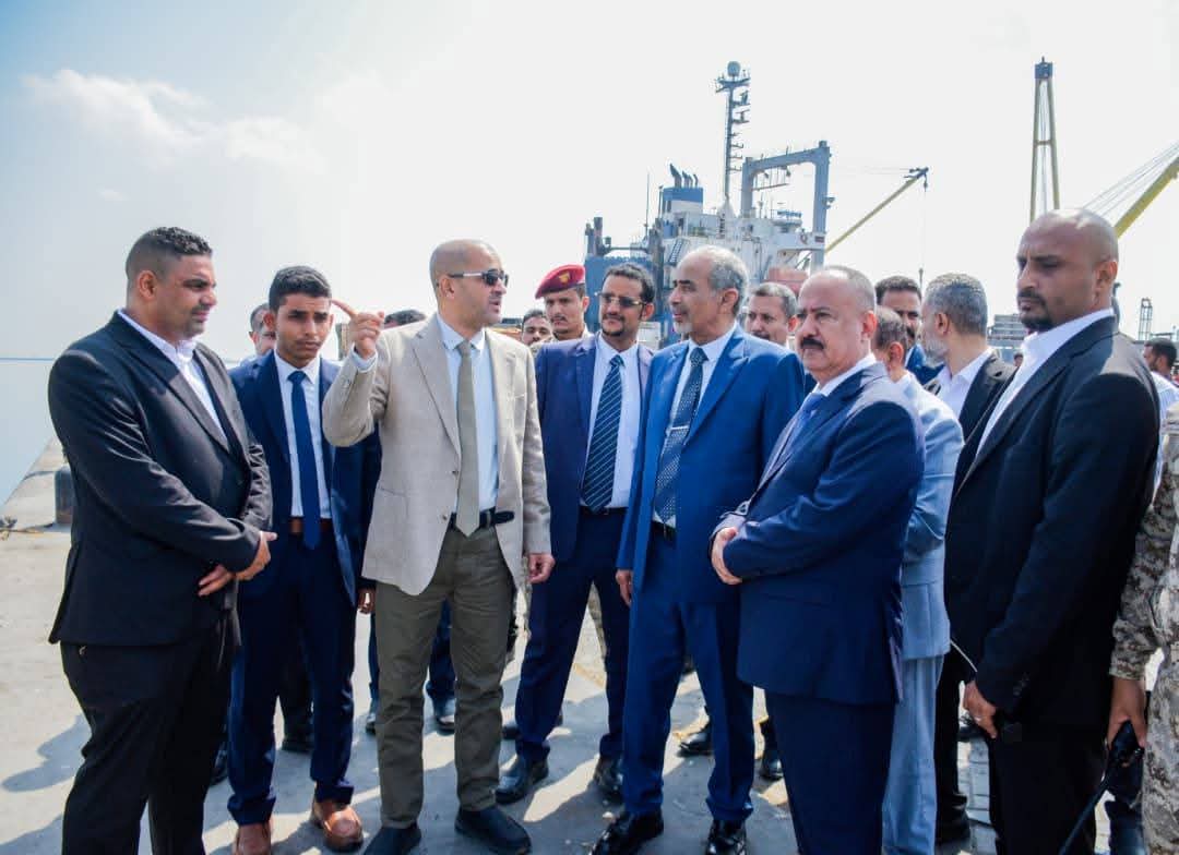 الصبيحي يتفقد سير العمل في وزارة النقل وميناء المعلا ومطار عدن الدولي