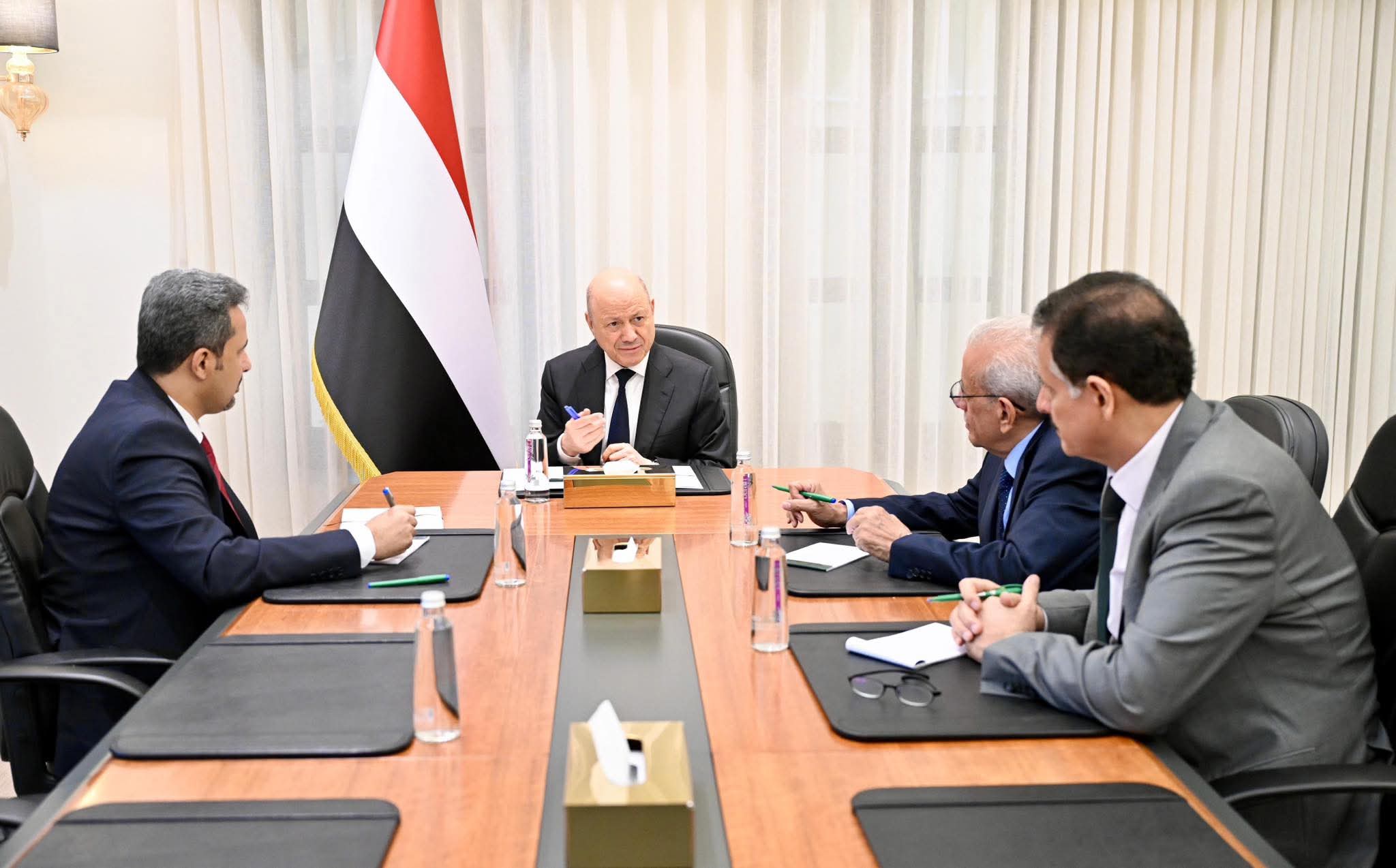 العليمي: معركة استعادة مؤسسات الدولة تبدأ من استقرار المحافظات المحررة