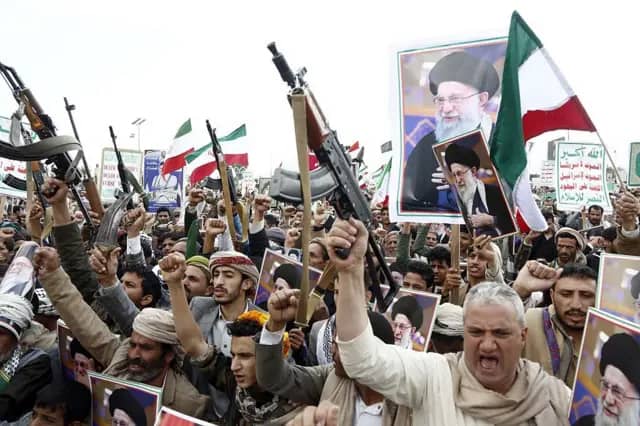 “الأيدي على الزناد”.. ماذا ينتظر الحوثيون للانخراط في الحرب الإيرانية؟
