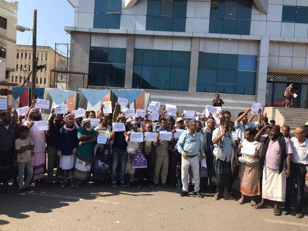 تأخر في الرواتب وحرمان من العلاوات.. تصاعد شكاوى الموظفين النازحين إلى عدن