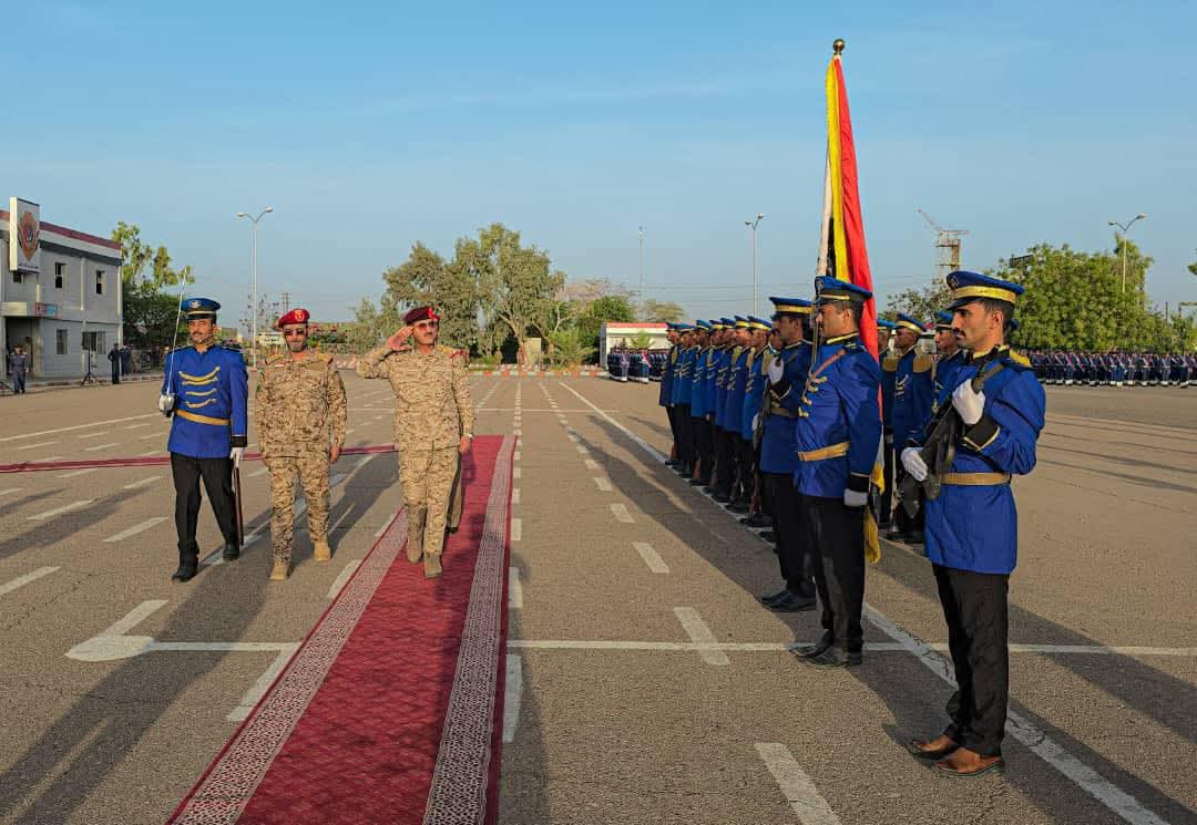 وزير الدفاع يتفقد سير العملية التعليمية في كلية الطيران والدفاع الجوي بمأرب