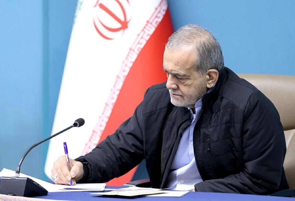 ترمب يشدد شروط الاتفاق.. وبزشكيان: نواجه وضعاً بالغ الحساسية