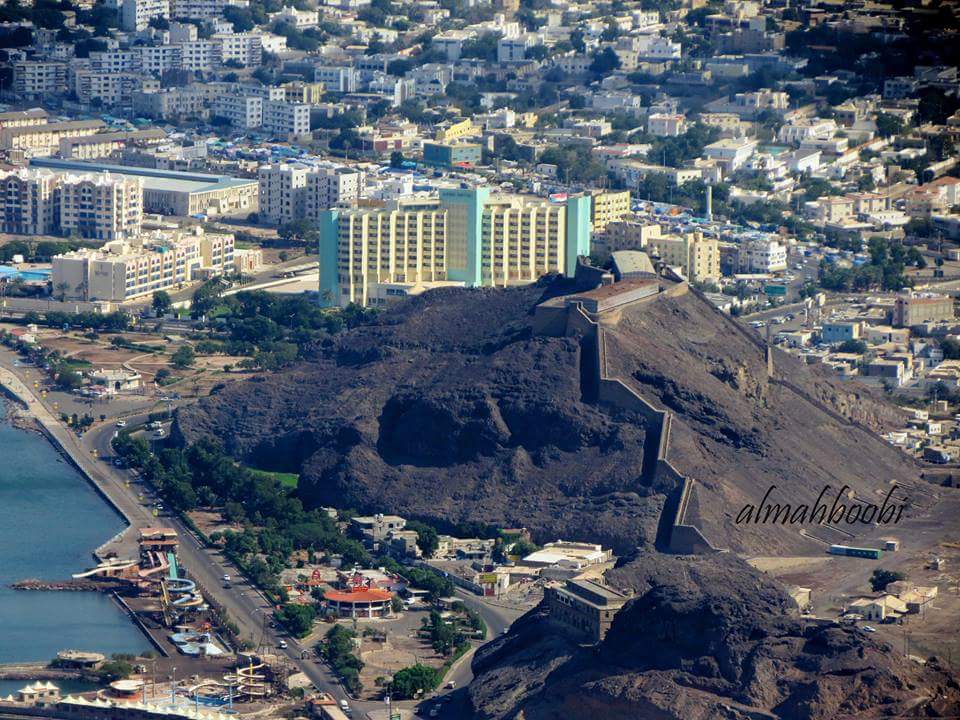استنفار في عدن.. إيقاف مدير قسم شرطة والتحفظ على متورطين في قضية اغتصاب طفل قاصر