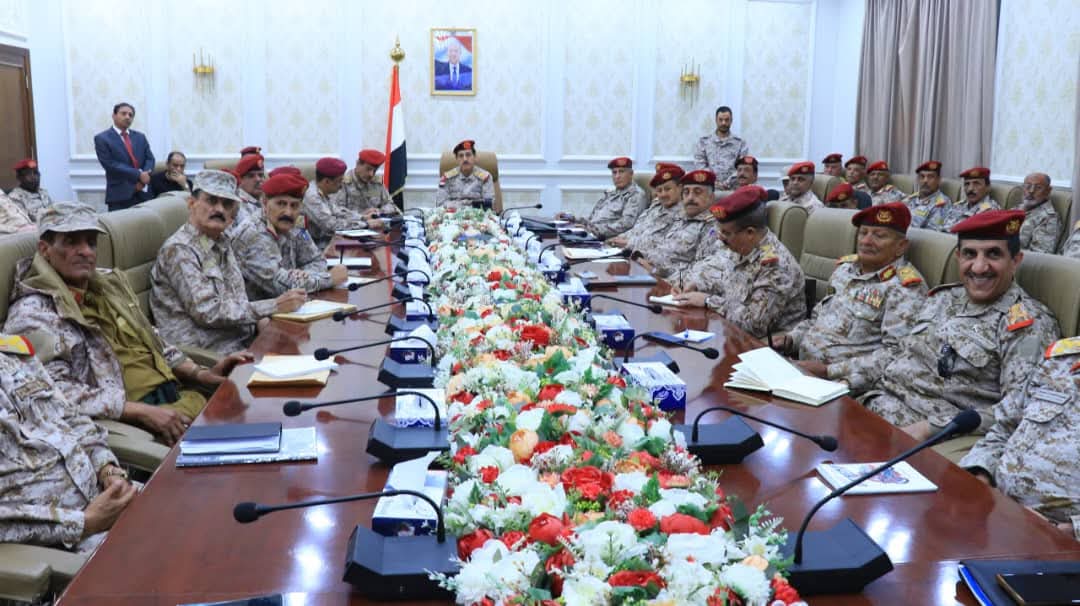 وزير الدفاع يرأس اجتماعًا موسعًا بالهيئات والدوائر والمناطق والمحاور العسكرية شارك فيه قائد محور طور الباحة