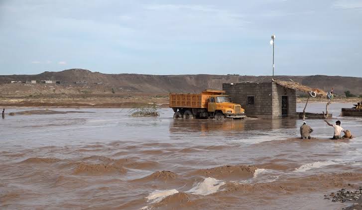 وفاة 9 أشخاص جراء سيول الأمطار في المخا وموزع غربي تعز