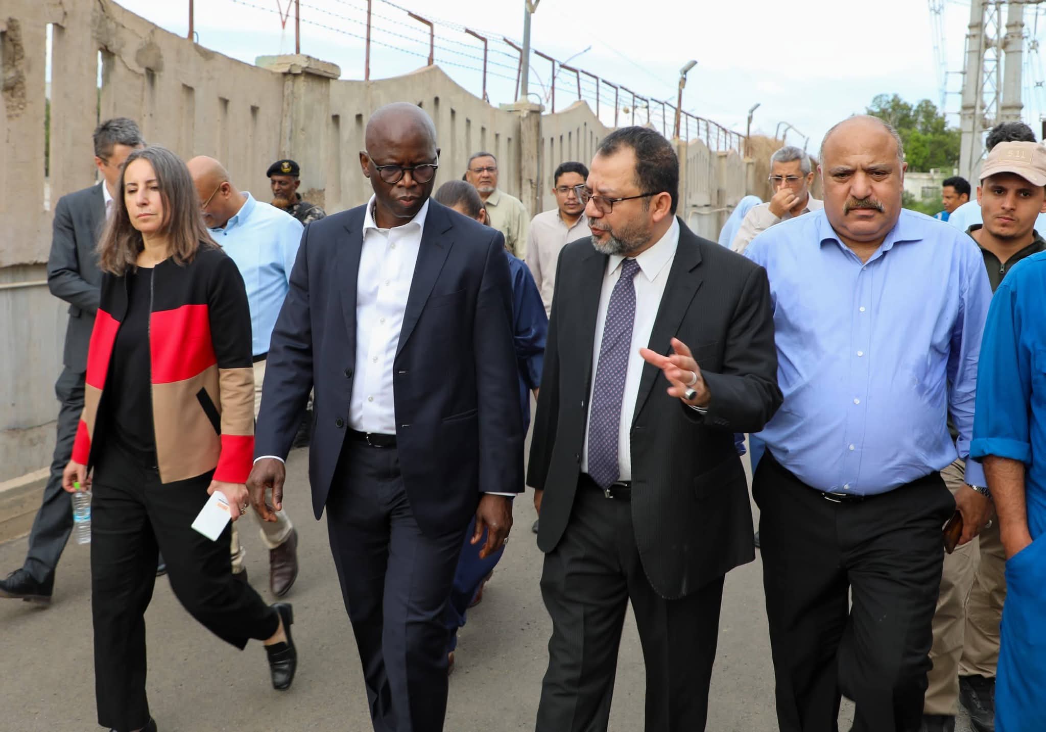 وزير الكهرباء ونائب رئيس البنك الدولي يتفقدان محطة الحسوة ويستعرضان احتياجاتها الفنية