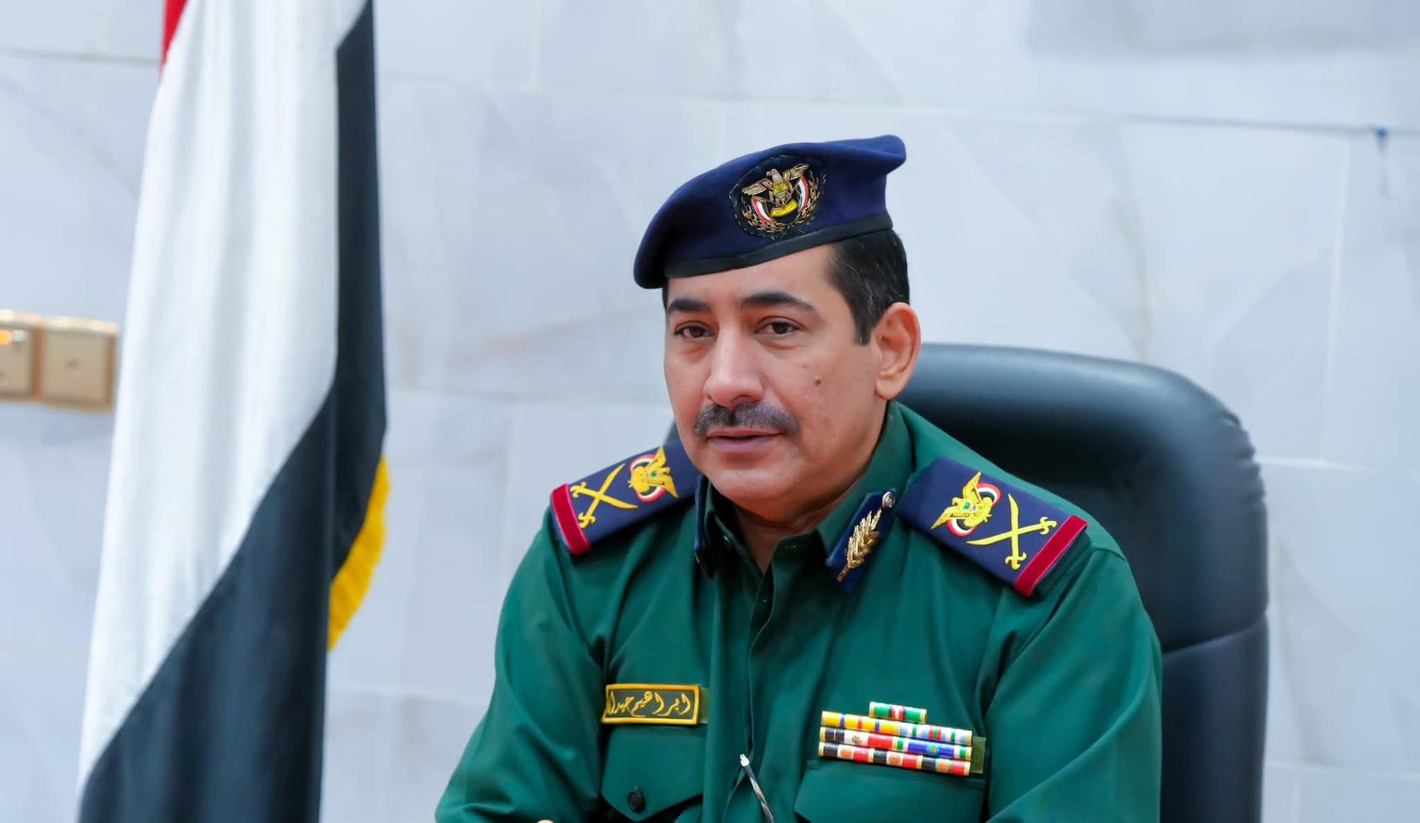 وزير الداخلية: توحيد القرار العسكري والأمني أولوية لتعزيز استقرار اليمن (حوار)