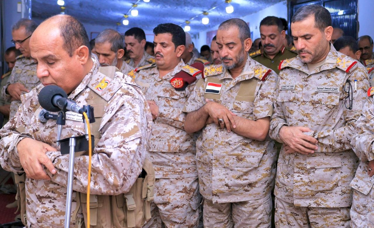 رئيس هيئة الأركان يؤدي صلاة عيد الفطر المُبارك مع القيادات العسكرية بمأرب