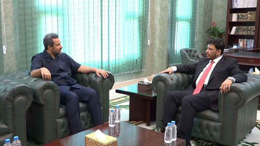 الدكتور عبدالله العليمي يشيد بجهود السلطة المحلية بلحج في تعزيز الأمن وتحسين الخدمات