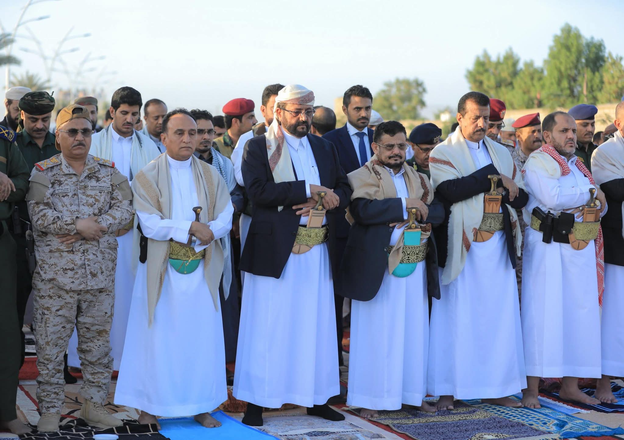 مأرب: العرادة يؤدي صلاة عيد الأضحى مع جموع المواطنين ويستقبل المهنئين