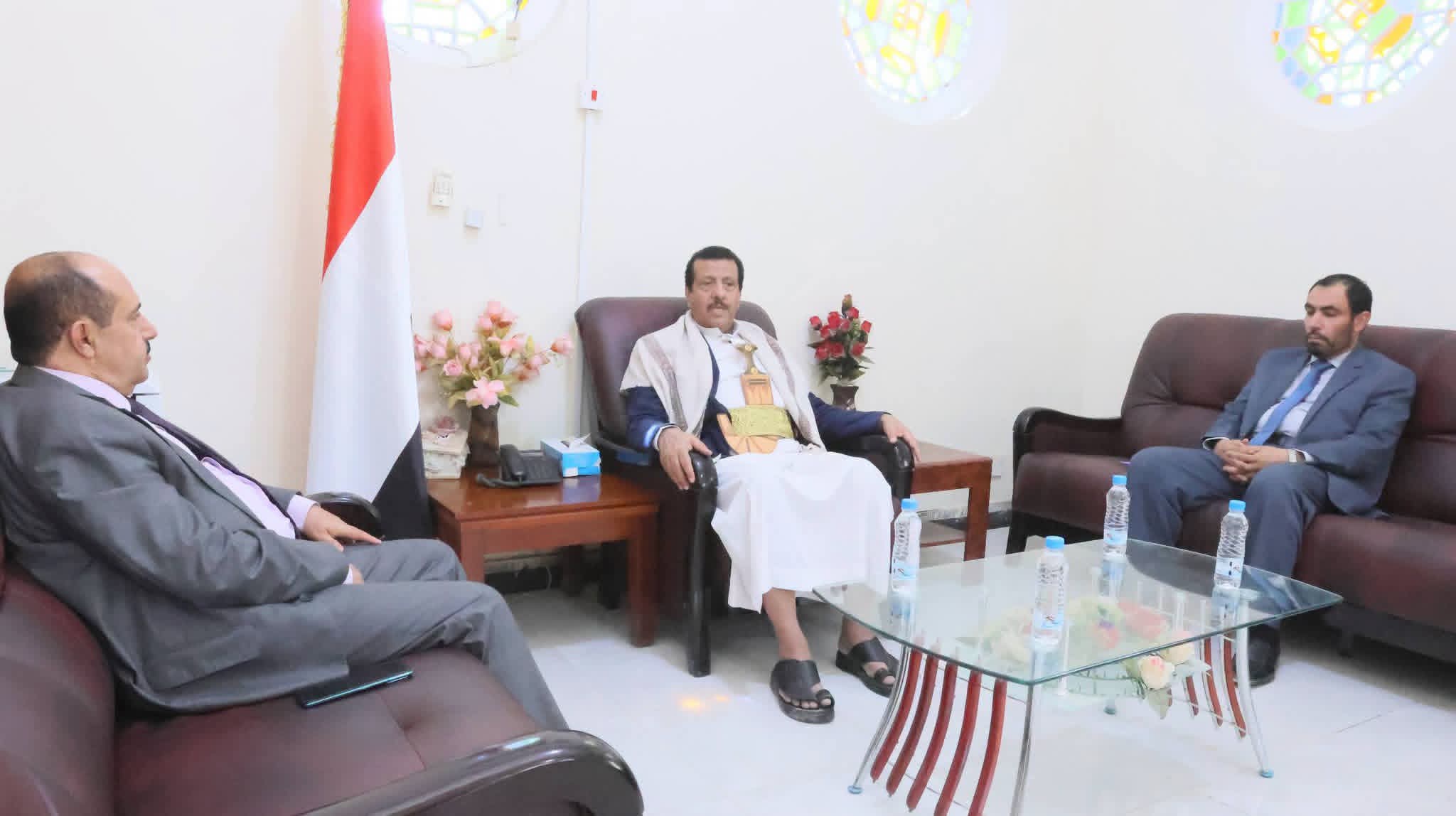 وكيل محافظة مأرب يناقش مع نائب وزير الشؤون الاجتماعية دعم السلطة المحلية لمواجهة التحديات الإنسانية