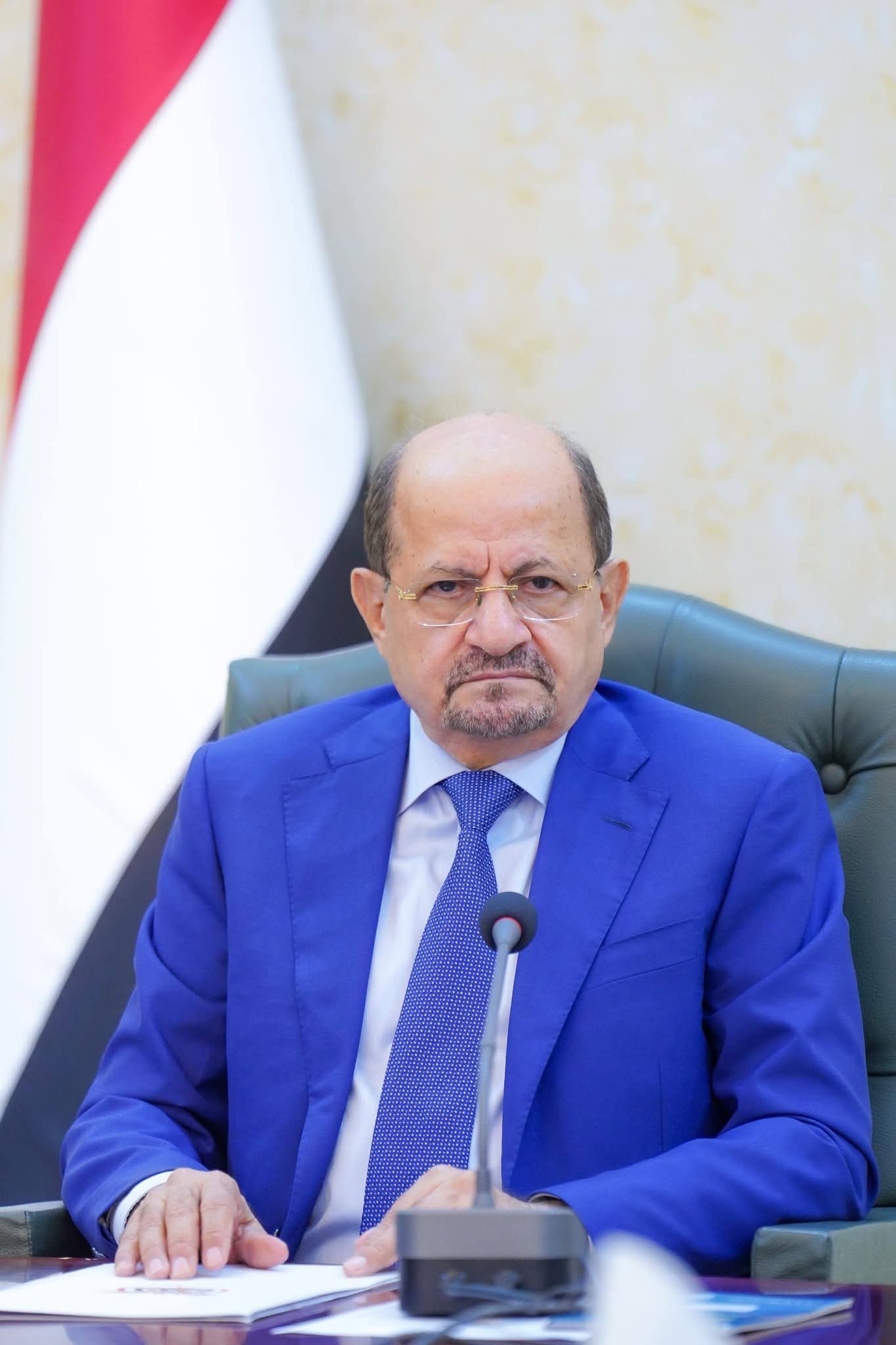 رئيس الوزراء يوجه بالبدء بتسليم مرتبات موظفي الدولة المدنيين والعسكريين بشكل عاجل