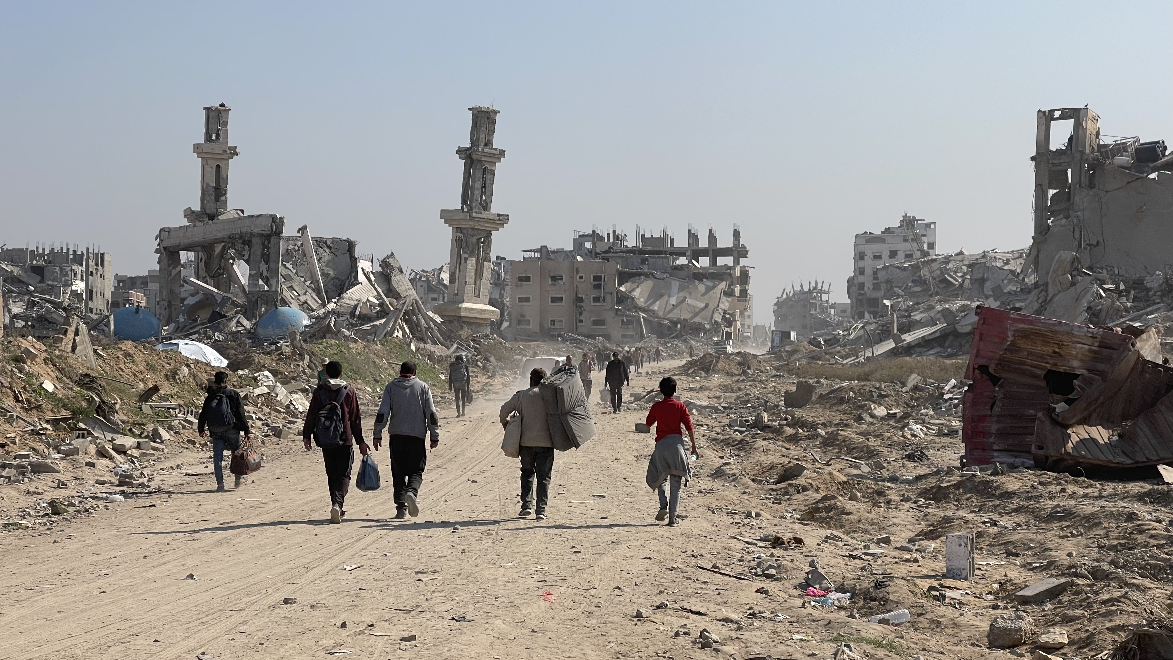 مركز حقوقي يحذّر من كارثة إنسانية تواجه 120 يمنياً عالقين في غزة