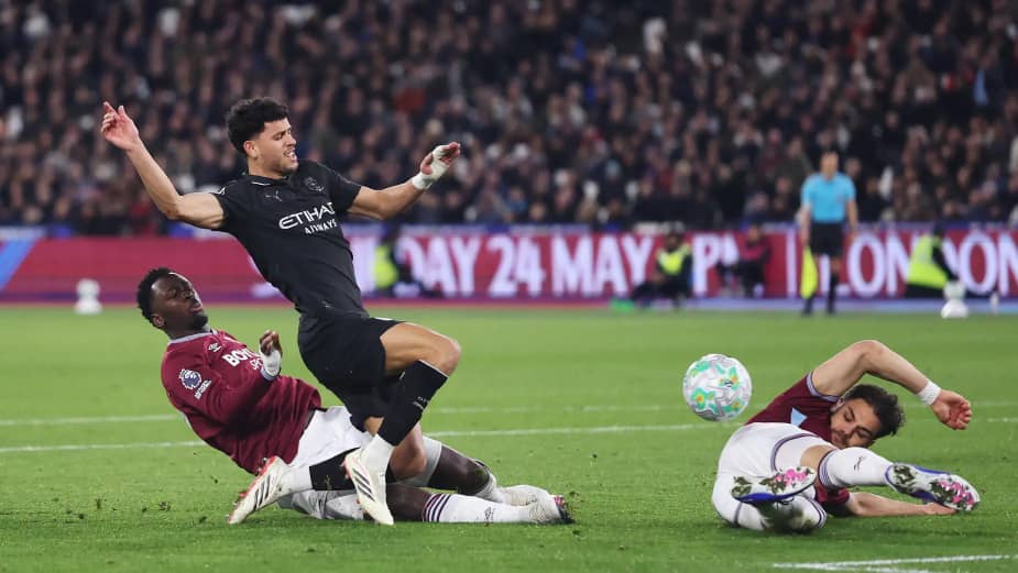 لم يستفق من الثلاثية.. السيتي يتعثر ويُقرب آرسنال من لقب البريميرليج