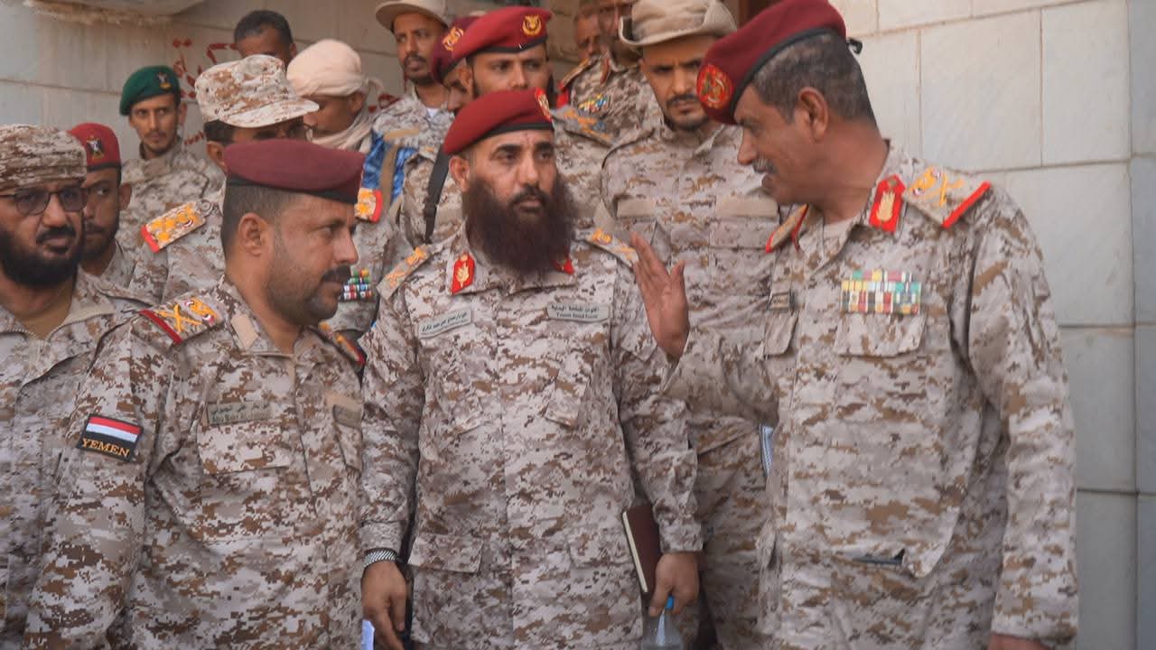 لجنة وزارة الدفاع برئاسة نائب المفتش العام تواصل مهامها الإشرافية على إجراءات الإستلام والتسليم في محور طور الباحة