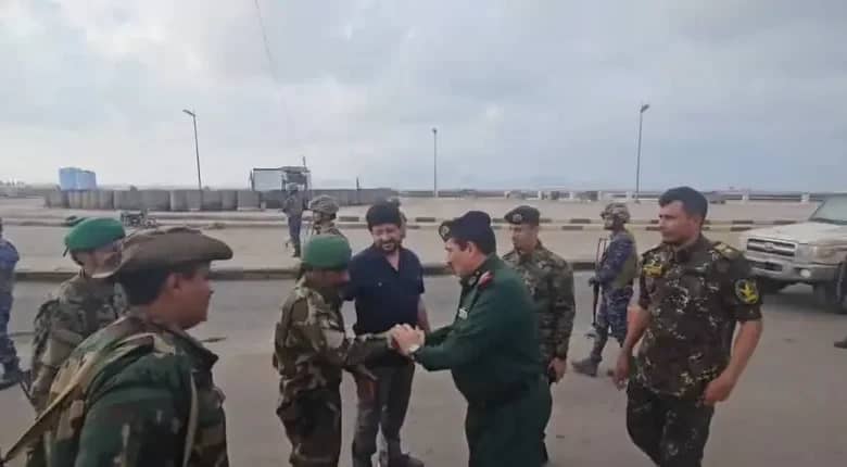 وزير الداخلية يتفقد عدداً من النقاط الأمنية في عدن ويهنئ منتسبيها بعيد الفطر