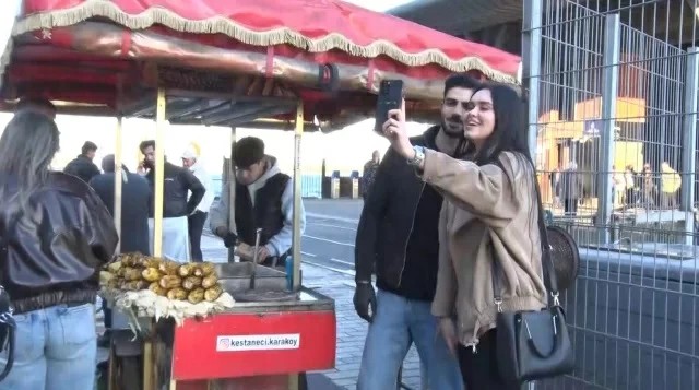 أصبح مليونيرًا في ليلة.. «بائع ذرة» يخطف أنظار السائحات