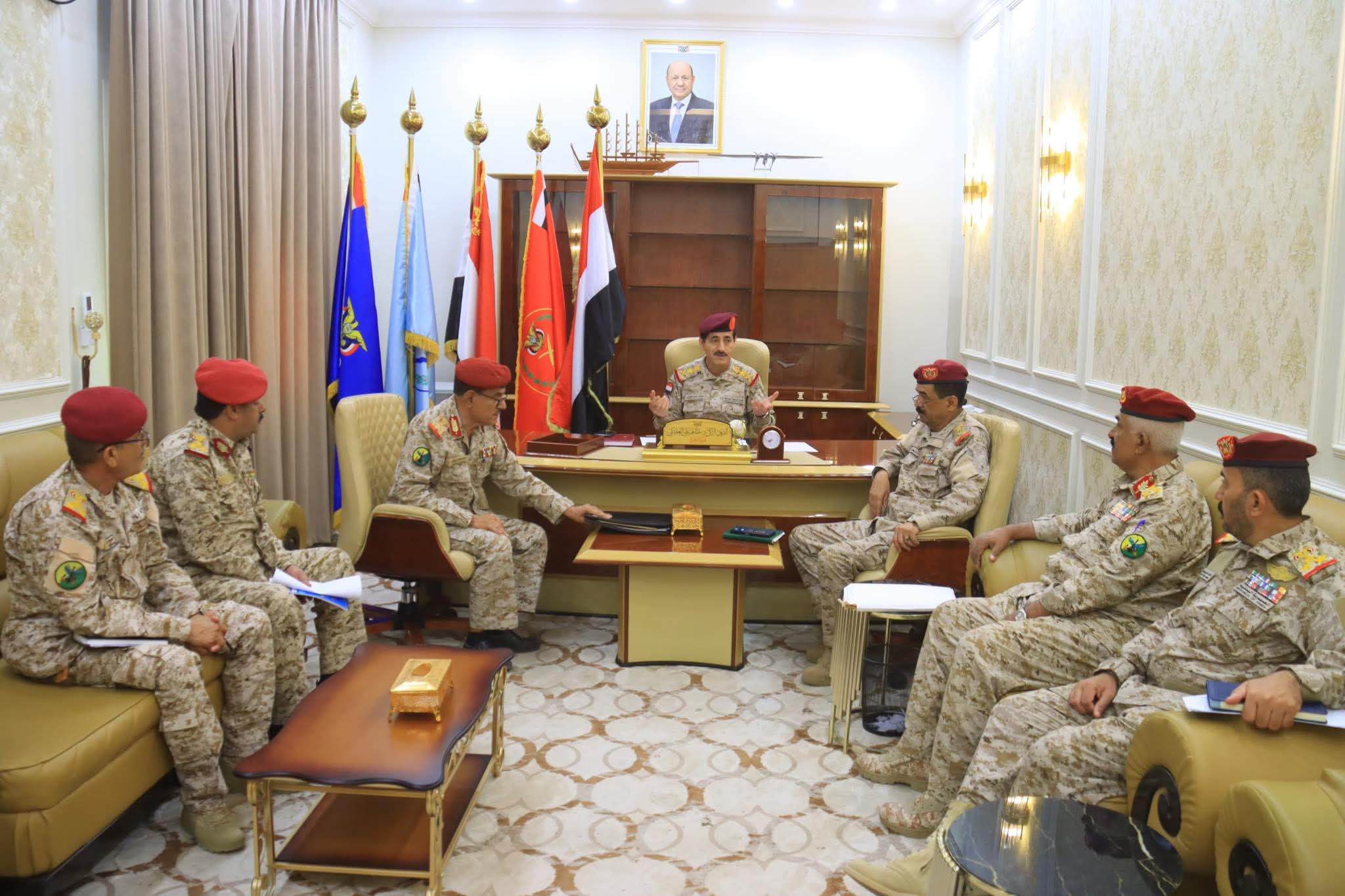 وزير الدفاع يشدد على تفعيل الرقابة والتفتيش وتعزيز العمل الاستخباري