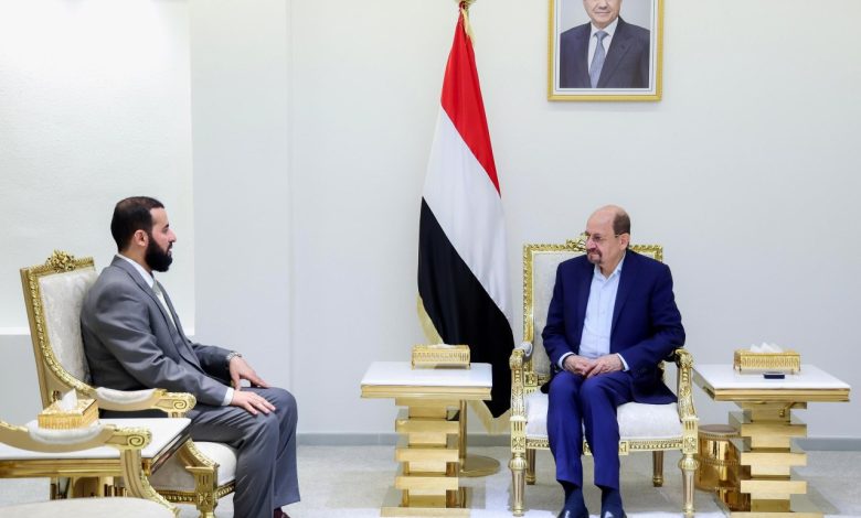 رئيس الوزراء يلتقي محافظ أبين الجديد ويؤكد تكامل الجهود للنهوض بالمحافظة