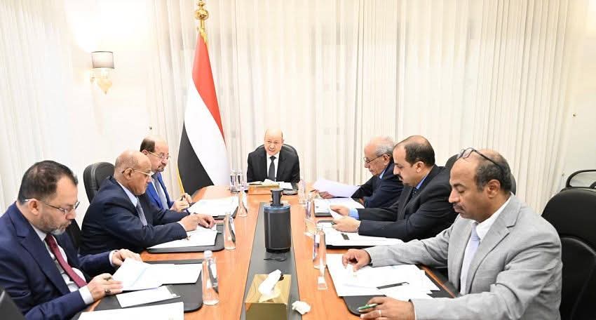 الرئيس العليمي يرأس اجتماعا حكوميا مصغرا لدعم جهود التعافي وانتظام الرواتب وامدادات الخدمات