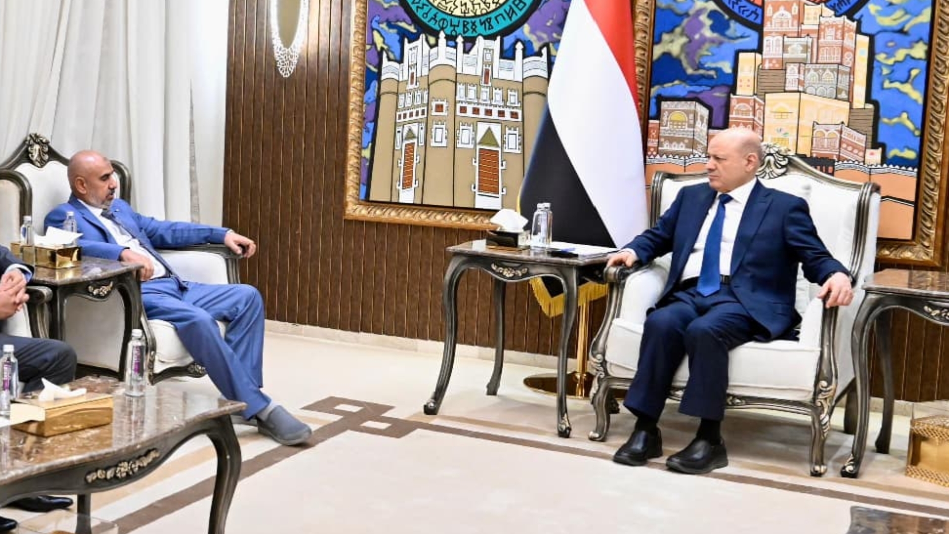 وجه بالتحقق من حالة “قحطان”.. العليمي يجدد التزام الدولة بإغلاق كامل لملف المحتجزين