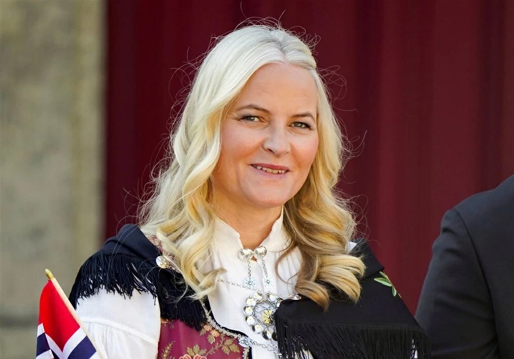 زوجة ولي عهد النرويج تبكي وتعتذر: إبستين خدعني.. وخيبت آمالكم