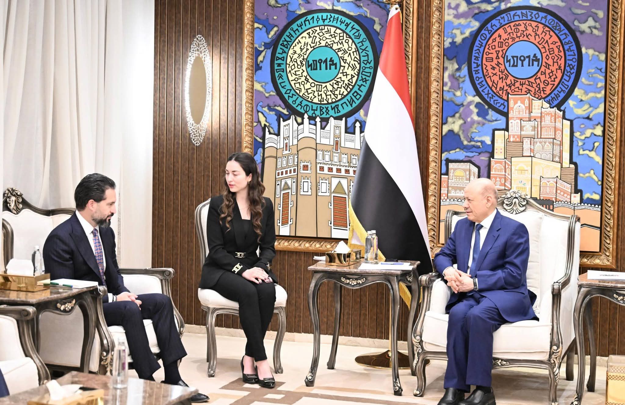 العليمي: لا حصار على مطار صنعاء ولا تساهل مع أي تواطؤ جديد لانتهاك السيادة الوطنية