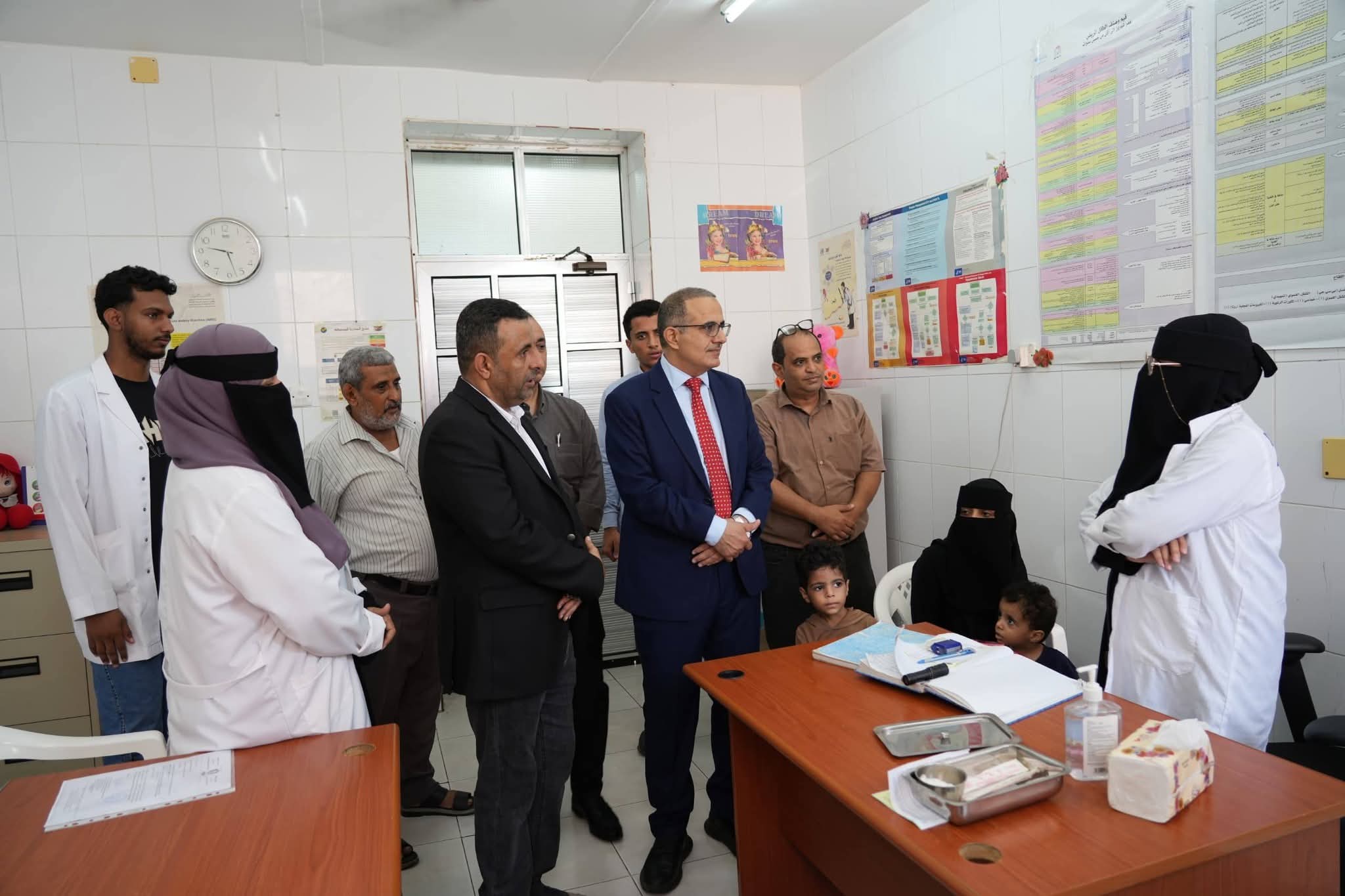 وزير الصحة يطلع على سير العمل في عدد من مرافق الرعاية الصحية الأولية بعدن
